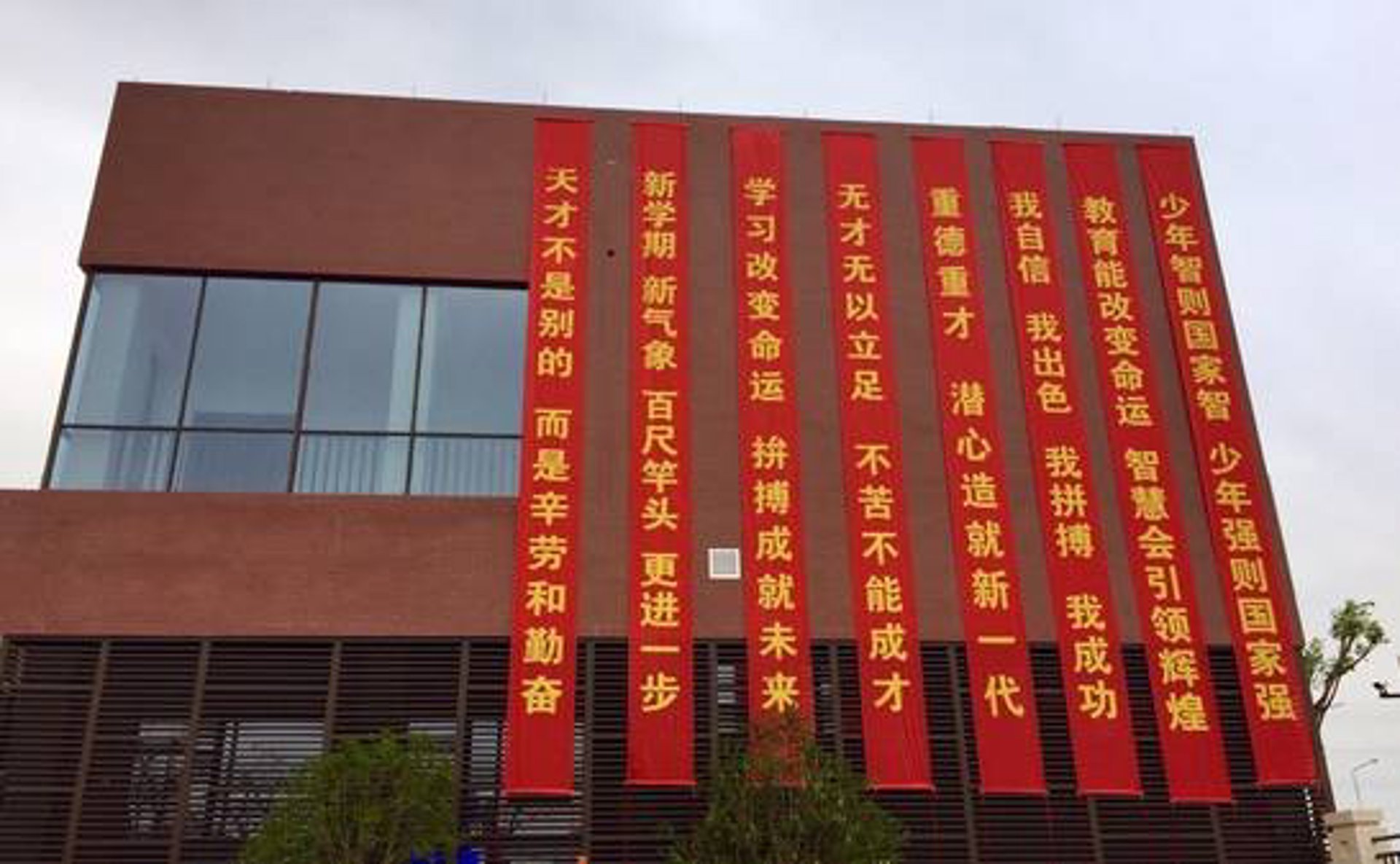 在数字化时代,企业如何选择合适的软件解决方案?今天我们就通过一个故事来探讨这个问题。